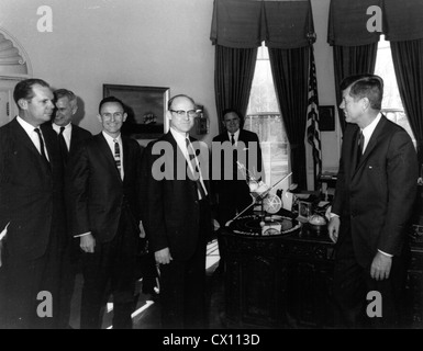Il presidente John F. Kennedy riceve Mariner 2 Modello Foto Stock