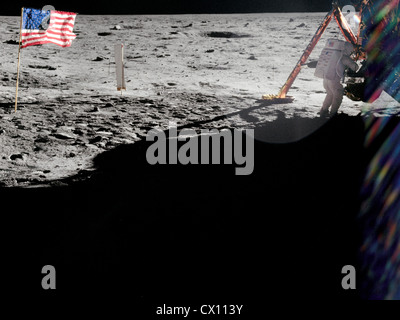 Neil Armstrong sulla superficie lunare Foto Stock