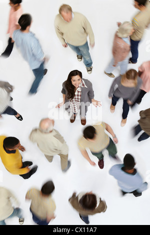 Donna in piedi nella folla di persone, ad alto angolo di visione Foto Stock