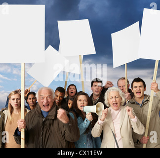 Un gruppo di manifestanti arrabbiati azienda banner bianco Foto Stock