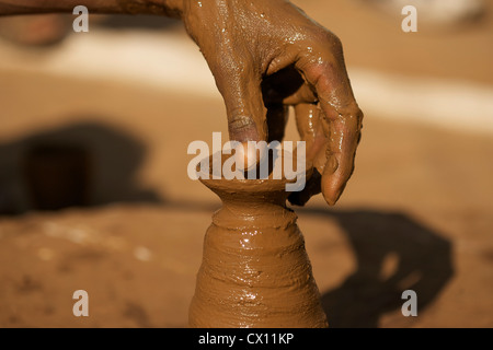 Chiusura del vasaio al lavoro in Orchha, Madhya Pradesh, India Foto Stock