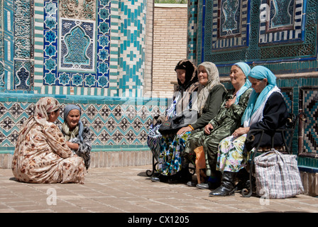 Donne locali a Shahr-i-Zindah Mausoleo, Samarcanda, Uzbekistan Foto Stock