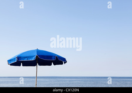 Blue parasol contro il mare Foto Stock