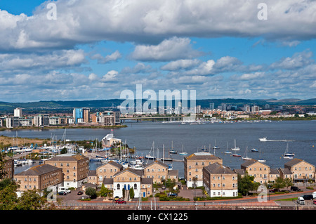 Vista di Cardiff e sulla Baia di Cardiff guardando ad est da Penarth nel South Wales UK Foto Stock