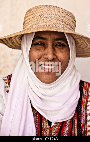 Ritratto di una giovane donna che indossa un cappello e velo a Djerba, Tunisia Foto Stock