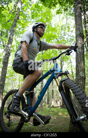 L uomo nella foresta con mountain bike Foto Stock