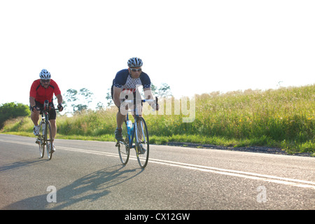 Due ciclisti a cavallo su strada Foto Stock