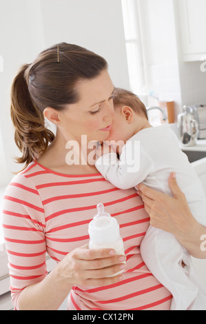 Azienda madre bambina e bottiglia Foto Stock