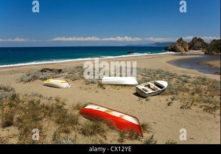 Piccole imbarcazioni sulla spiaggia Potistika (Pelion peninsular, Tessaglia, Grecia) Foto Stock