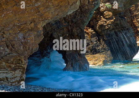 Onde del mare Egeo si infrangono sulla costa rocciosa della penisola di Pelion vicino Liri (Tessaglia, Grecia) Foto Stock