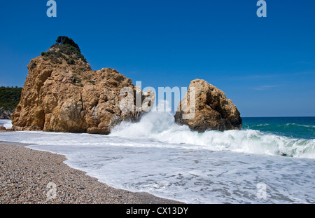 Formazione rocciosa di Potistika beach in un giorno di tempesta (Pelion peninsular, Tessaglia, Grecia) Foto Stock