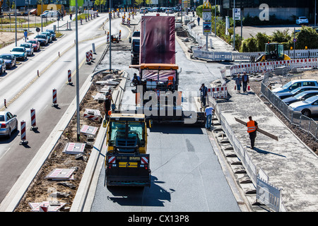 La ricostruzione di un inner city road. Nuovo manto di asfalto. Foto Stock