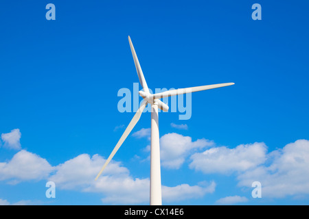 Turbina eolica set contro il cielo blu chiaro Foto Stock