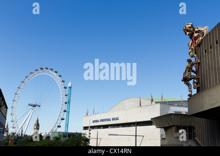 Il London Eye e la Royal Festival Hall di Londra sulla South Bank, iconico inglese i punti di riferimento di Londra, Inghilterra Foto Stock