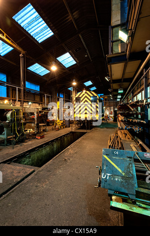 Un derivatore Diesel in fase di manutenzione del motore capannoni a Grosmont sulla North Yorkshire Moors Railway Foto Stock