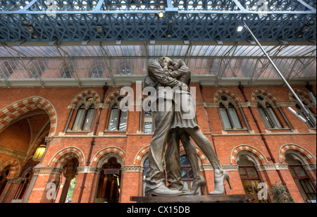 Paolo giornata di scultura "Il luogo di incontro' alla Stazione di St Pancras a Londra. Foto Stock