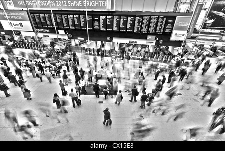 Una prospettiva interessante che mostra una statica, fermo commuter guardando la pensione presso la stazione di Waterloo a Londra. Foto Stock