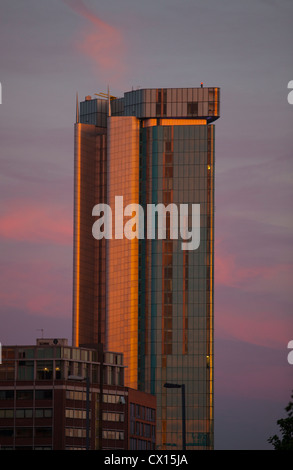 Sole di sera sul Beetham Tower nel centro della città di Birmingham. Foto Stock