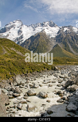 In Hooker River Valley del Parco nazionale di Mount Cook, Nuova Zelanda, con Mount Sefton dominando la distanza Foto Stock