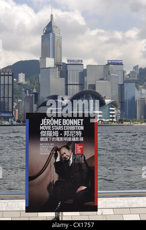 Girolamo cofano mostra di pittura a Viale delle Stelle con lo skyline di Hong Kong in background (Hong Kong (Cina) Foto Stock