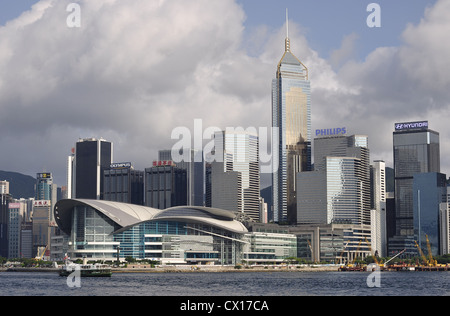 Skyline di Hong Kong Convention & Exhibition Centre & Central Plaza edificio (HongKong, Cina) Foto Stock