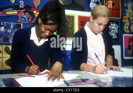 Secondary studentesse in classe d'arte, Southwark, Londra, Regno Unito. Foto Stock