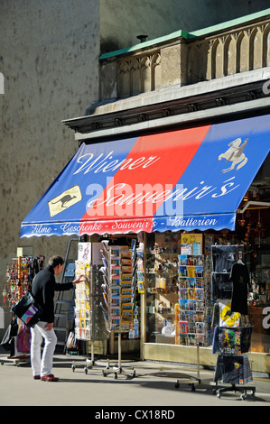 Per turisti in cerca di souvenir in un negozio, Vienna, Austria, Europa Foto Stock