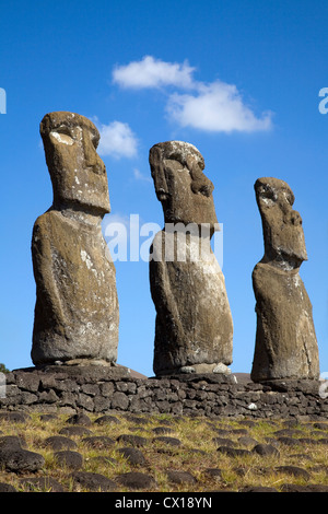Vista di tre dei sette Ahu Akivi Moai, che sono gli unici Moai di faccia al mare, Rapa Nui, Isola di Pasqua, Cile. Foto Stock