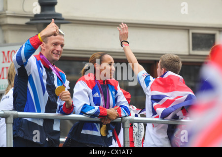 Jessica Ennis e Richard Whitehead presso la parata degli atleti per festeggiare il successo del team GB e Paralimpiadi GB a Londra 20 Foto Stock