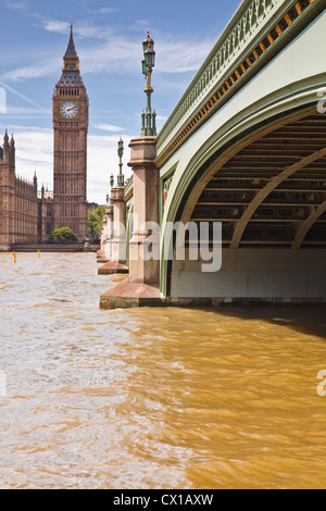 Guardando verso il Big Ben e le case del Parlamento attraverso il fiume Tamigi. Foto Stock