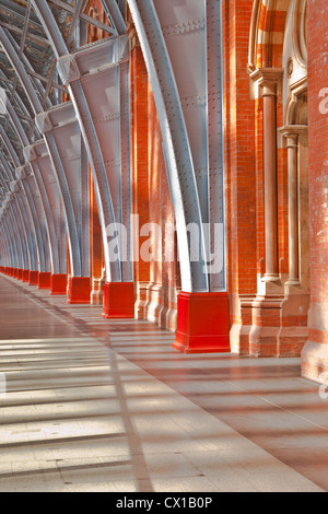 Un particolare colpo di travi arcuate in stazione ferroviaria internazionale di St Pancras Station di Londra Foto Stock