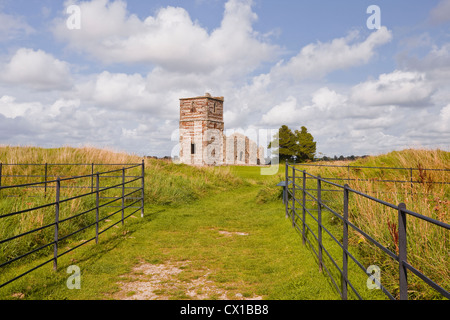 Knowlton chiesa nella contea di Dorset, Inghilterra. Secondo le storie locali, è la maggior parte hanuted posto in zona. Foto Stock