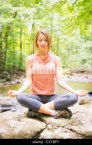 Stati Uniti d'America, New Jersey, Mendham, Donna praticando joga in foresta Foto Stock