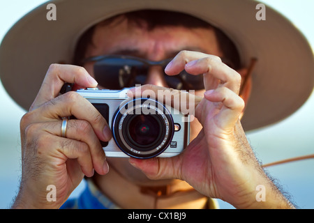 Close-up di un uomo di prendere una fotografia Foto Stock