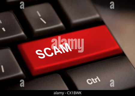 Truffa Chiavi di computer che mostra truffe e frodi Foto Stock
