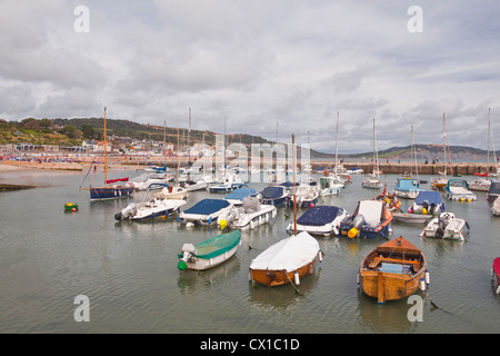 Guardando attraverso il porto a Lyme Regis nel Dorset. Foto Stock