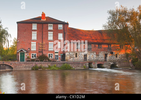 Il Vecchio Mulino pub, ristorante e albergo nel Harnham. Foto Stock