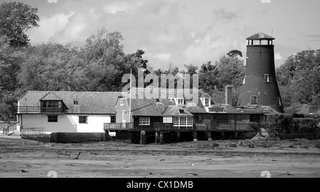 Convertito grade 2 listed building, il mulino a vento, Chichester, porto, Langstone, Hayling Island a bassa marea esponendo velme. Foto Stock