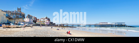 Panorama di Cromer Pier e Cromer Beach CROMER Inghilterra NORFOLK REGNO UNITO GB EU Europe Foto Stock