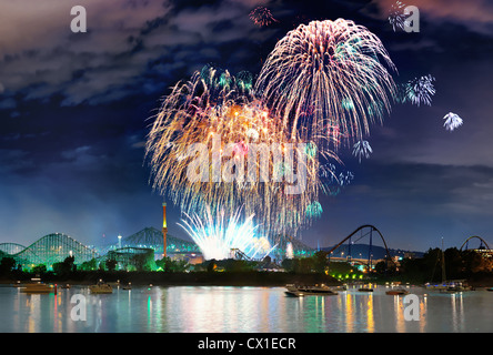 Fuochi d'artificio su Montreal è il parco divertimenti di La Ronde. Feux d'artificio au dessus de La Ronde à Montréal. Foto Stock