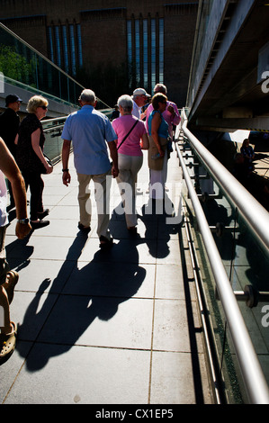 Le ombre proiettate da persone in condizioni di luce solare intensa. Foto Stock