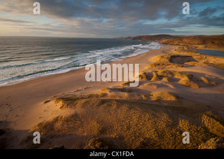 Sandwood Bay al tramonto, inondate di luce dorata, sulla costa nord occidentale della Scozia. Foto Stock