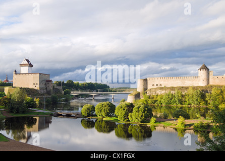 Due torri sulla frontiera dell Estonia e della Russia Foto Stock