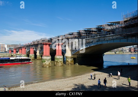 Pannelli solari installati su Blackfriars Bridge di Londra Foto Stock