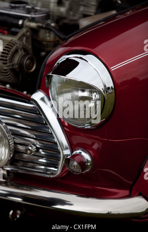 Close up dettaglio di un classico rosso Mini mostra altamente lucidato la carrozzeria e la griglia del radiatore Foto Stock