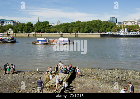 Gente che si diverte sul foreshore del Tamigi Foto Stock