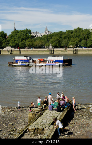 Gente che si diverte sul foreshore del Tamigi Foto Stock