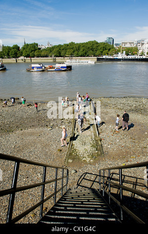 Gente che si diverte sul foreshore del Tamigi Foto Stock