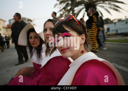 Il Carnevale è caratterizzato dal fatto di cartapesta galleggianti in rappresentanza di caricature di politici e creazioni fictional. Foto Stock