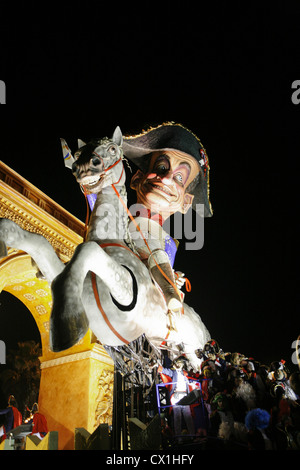 Il Carnevale è caratterizzato dal fatto di cartapesta galleggianti in rappresentanza di caricature di politici e creazioni fictional. Foto Stock